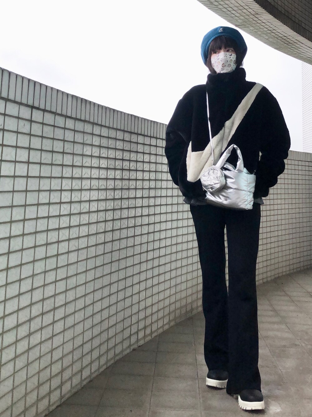 ブラック系のその他アウター、ブラック系のレインシューズ、ブラック系のパンツを着用したレディースの冬コーディネートの4枚目の写真