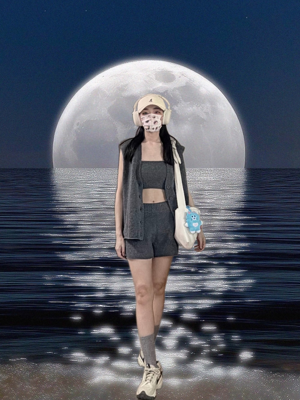 グレー系のベスト、グレー系のキャミソール、グレー系のジャケット/アウターを着用したレディースの春コーディネートの3枚目の写真