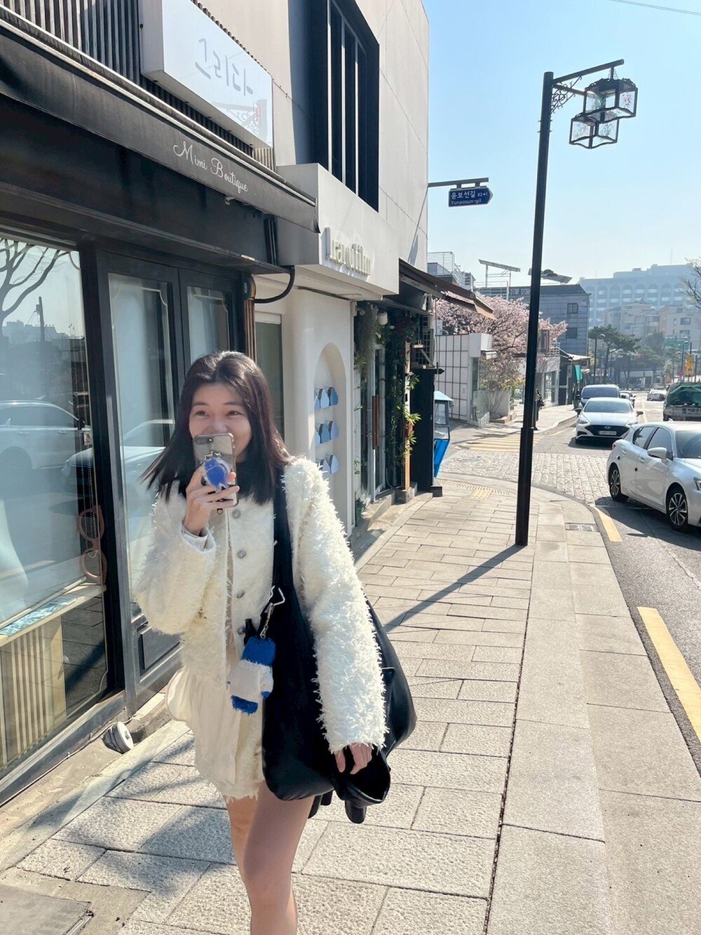 その他のスーツジャケット、その他のスーツベスト、ホワイト系のシャツ/ブラウスを着用したレディースの春コーディネートの4枚目の写真