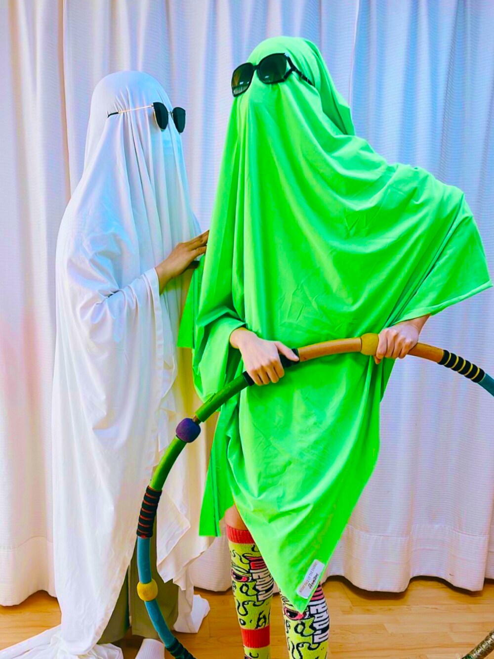 グリーン系のマフラー、グリーン系のタイツ/ストッキング、ブラック系のサングラスを着用したレディースの秋コーディネートの4枚目の写真