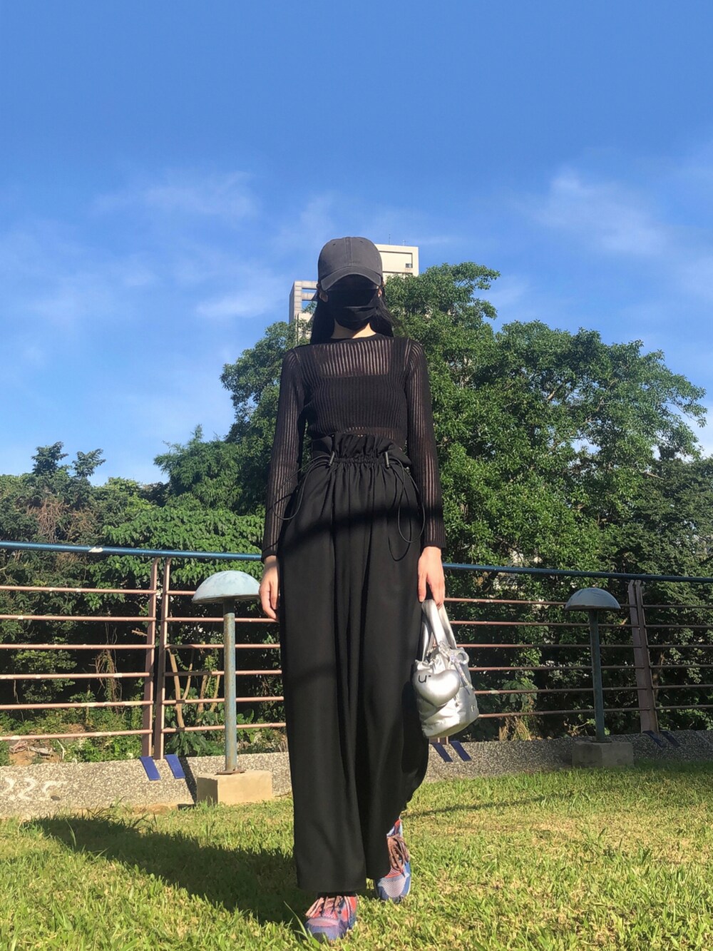 ブラック系のチューブトップ、ブラック系のトップス、ブラック系のスカートを着用したレディースの夏コーディネートの4枚目の写真