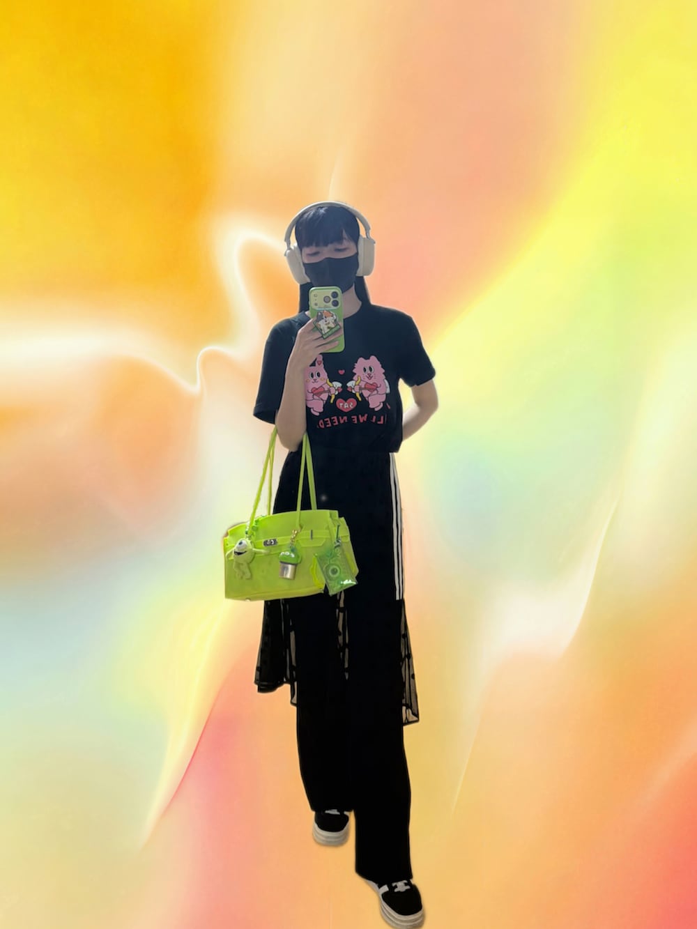 ブラック系のスカート、ブラック系のスニーカー、ブラック系のTシャツ/カットソーを着用したレディースの夏コーディネートの2枚目の写真