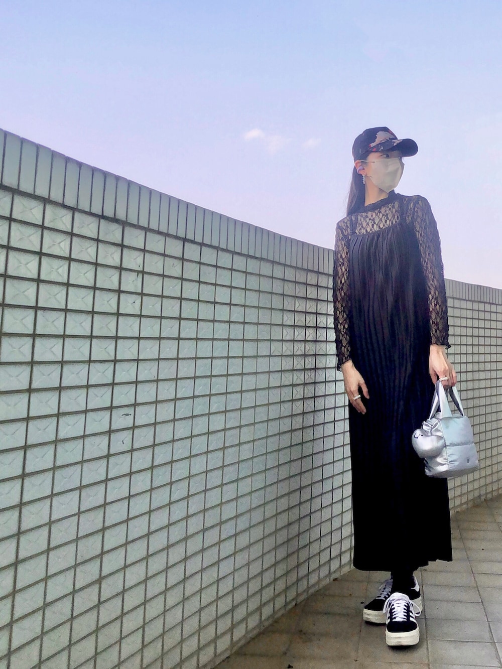 ブラック系のTシャツ/カットソー、ブラック系のジャンパースカート、ブラック系のスーツジャケットを着用したレディースの春コーディネートの2枚目の写真
