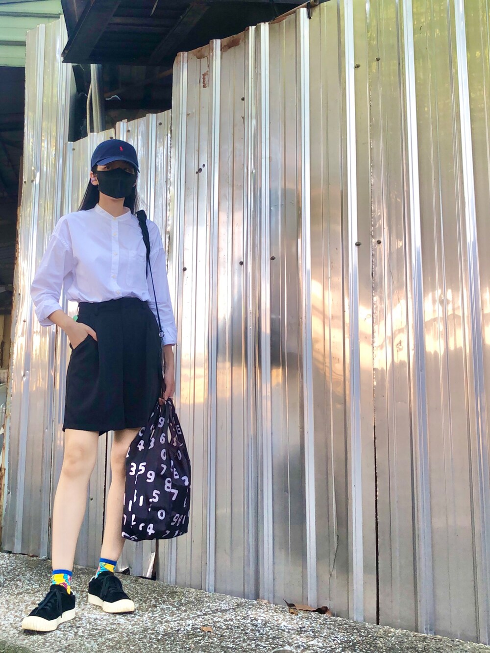 ブラック系のバッグ、ブラック系のカーゴパンツ、ブラック系のバッグを着用したレディースの夏コーディネートの4枚目の写真