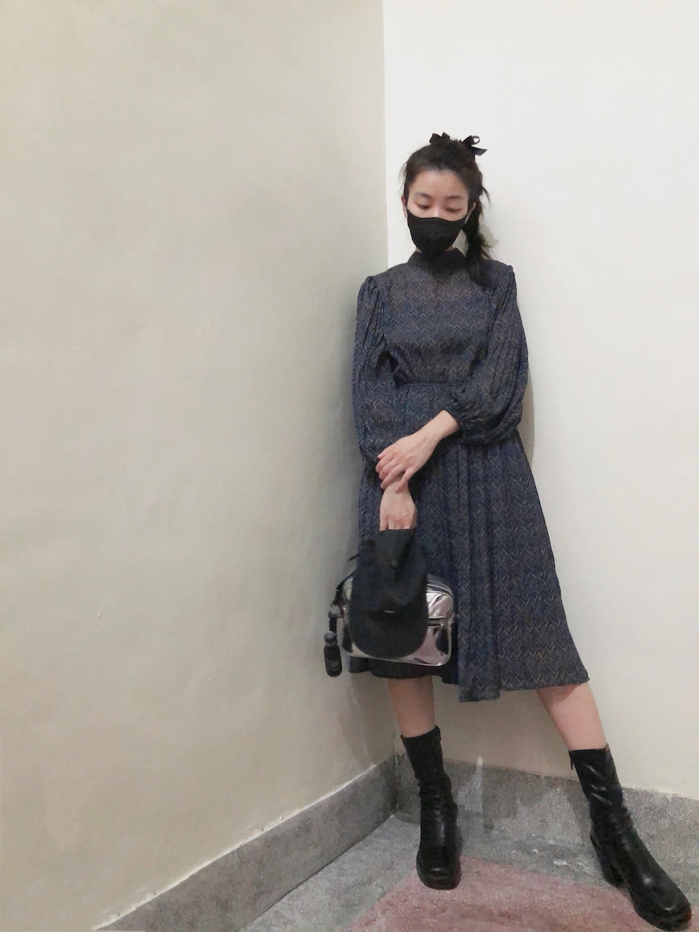 シルバー系のバックパック/リュック、ブラック系のシューズ、イエロー系のスニーカーを着用したレディースの秋コーディネートの2枚目の写真