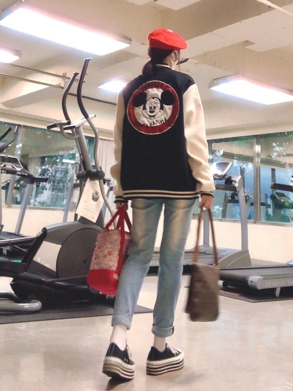 ブラック系のジャケット/アウター、レッド系のTシャツ/カットソー、ブラウン系のショルダーバッグを着用したレディースの秋コーディネートの2枚目の写真