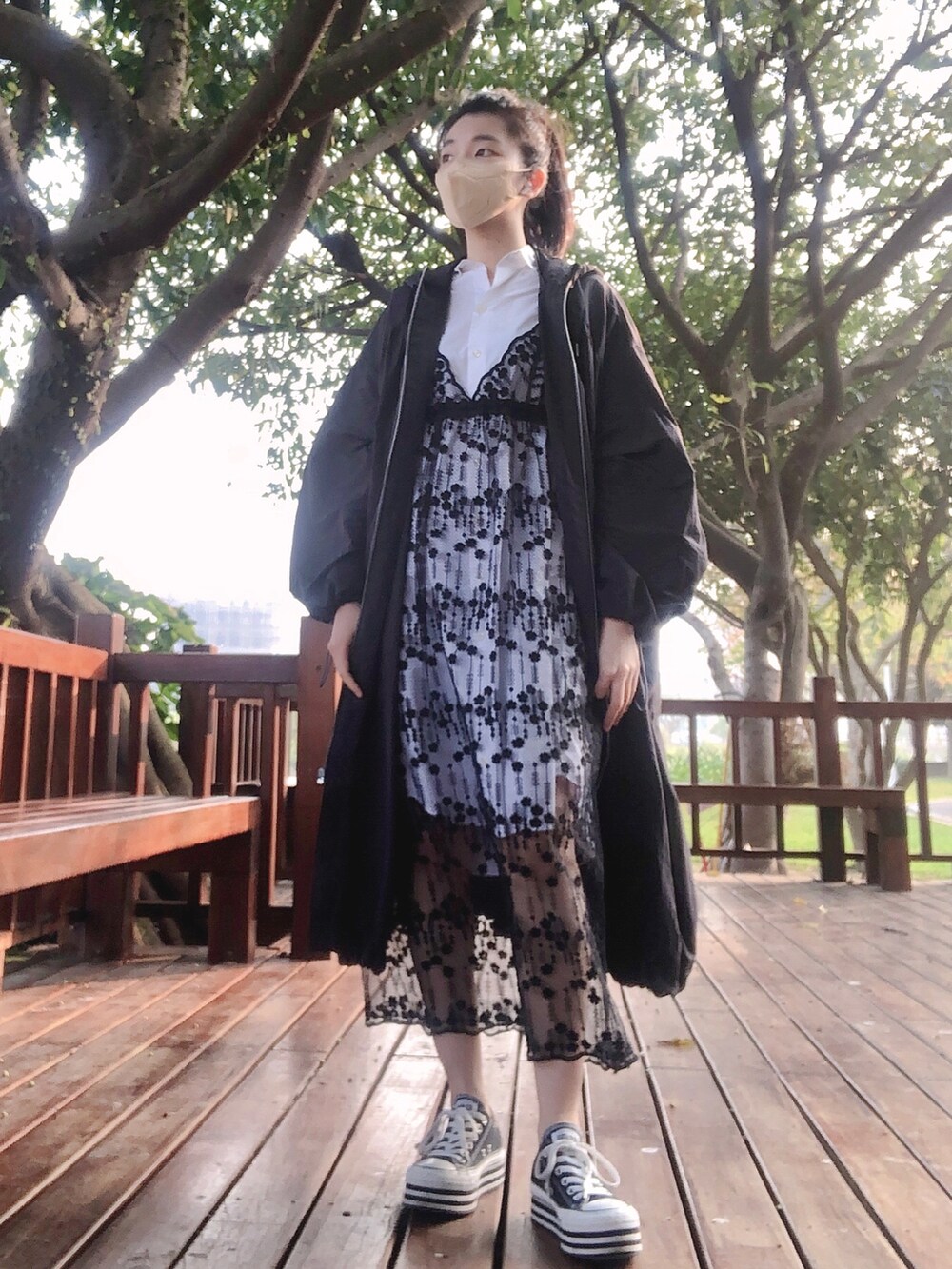 ブルー系のシャツ/ブラウス、ブラック系のマウンテンパーカー、ブラック系のその他シューズを着用したレディースの春コーディネートの2枚目の写真