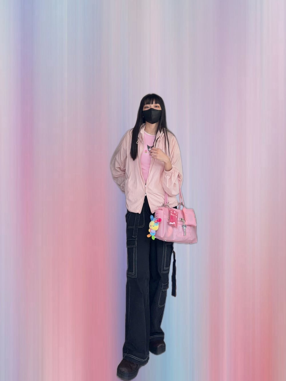 ブラック系のパンツ、その他のショルダーバッグ、ピンク系のその他アウターを着用したレディースの夏コーディネートの5枚目の写真