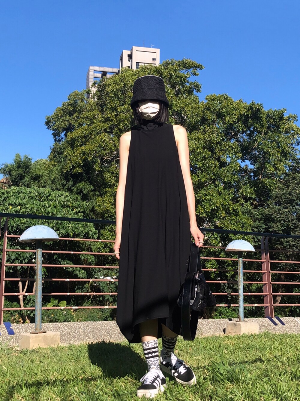 その他のショルダーバッグ、ブラック系のスニーカー、ブラック系のハットを着用したレディースの秋コーディネートの2枚目の写真