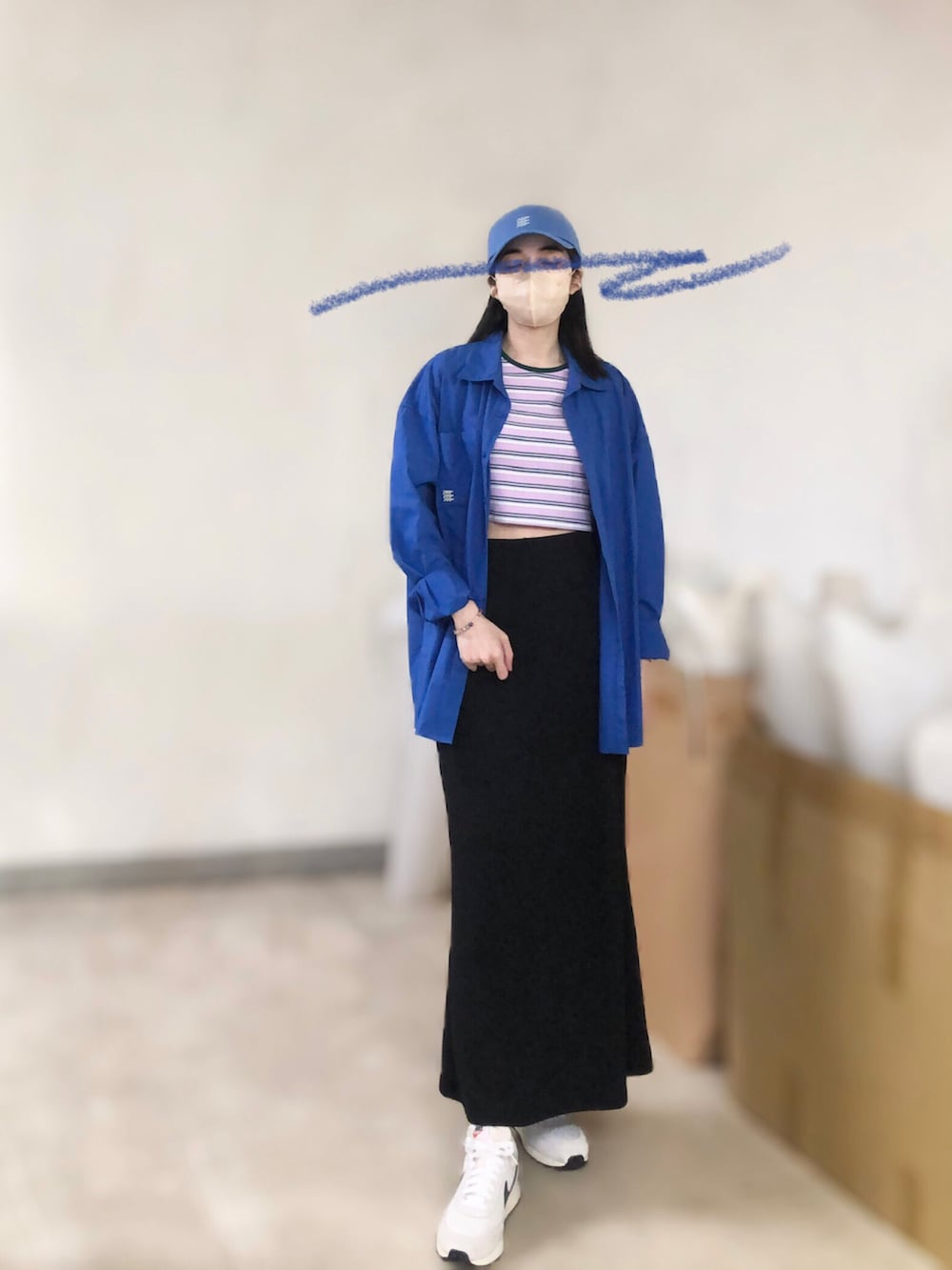 その他のトップス、ベージュ系のスニーカー、ブルー系のシャツ/ブラウスを着用したレディースの春コーディネートの3枚目の写真