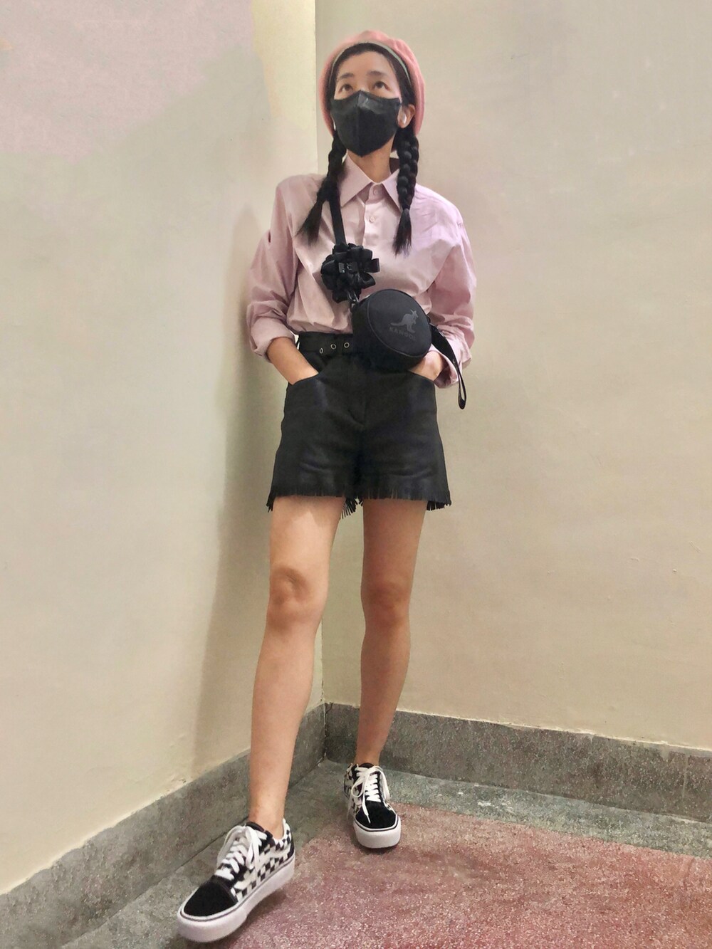 ピンク系のシャツ/ブラウス、グリーン系のバッグ、ブラック系のスニーカーを着用したレディースの秋コーディネートの2枚目の写真