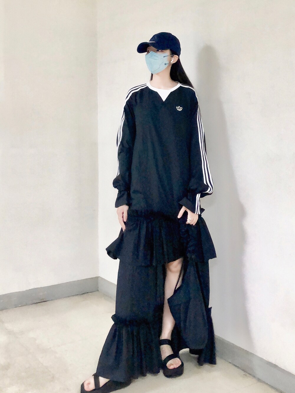 ブラック系のワンピース、ブラック系のバッグ、ブラック系のサンダルを着用したレディースの夏コーディネートの3枚目の写真