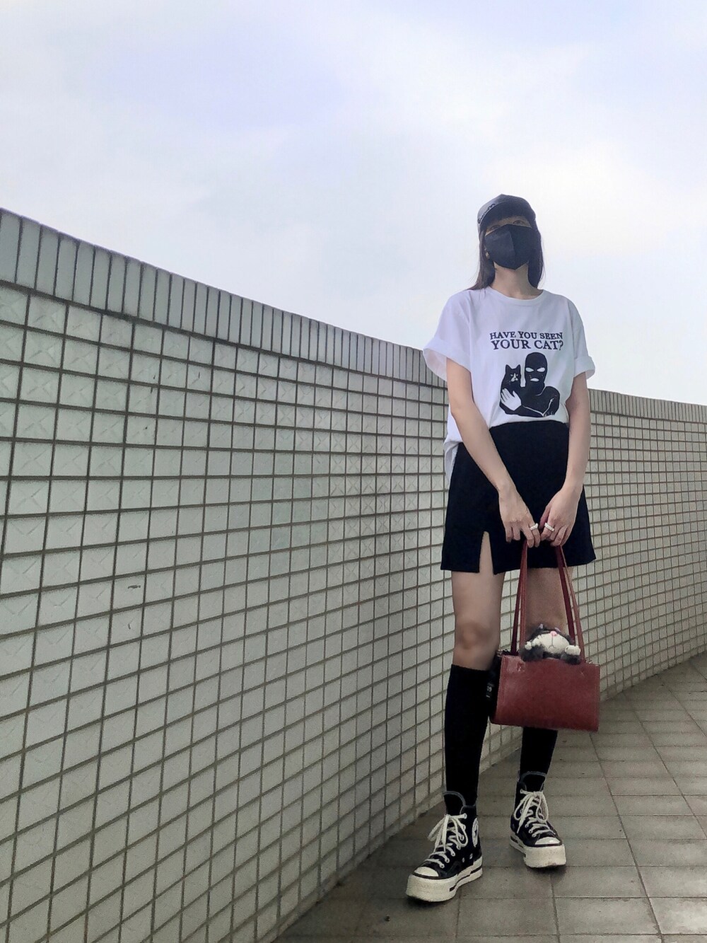 ホワイト系のTシャツ/カットソー、ブラック系のスカート、ブラック系のスーツジャケットを着用したレディースの春コーディネートの4枚目の写真