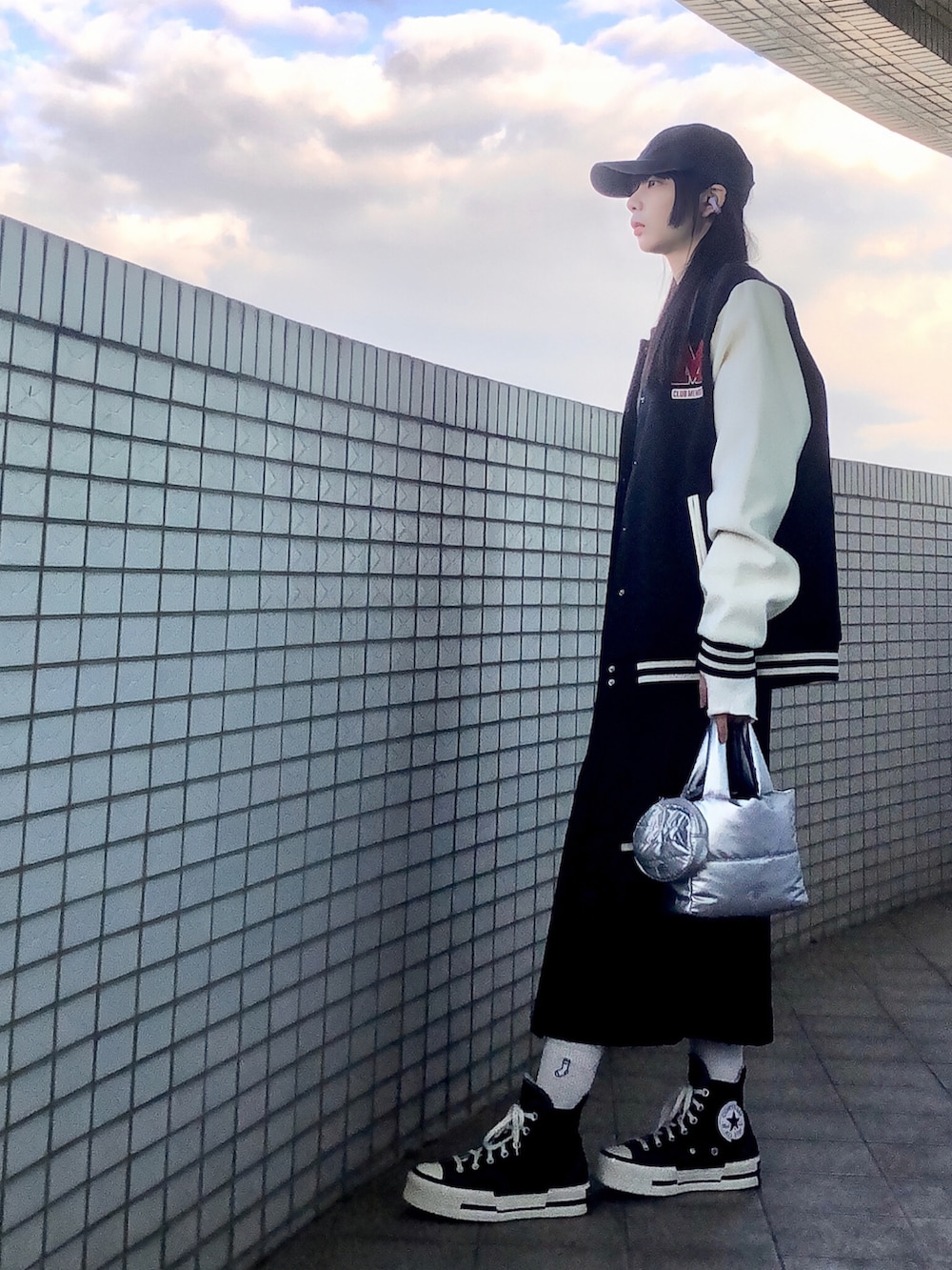 その他のニット/セーター、ブラック系のジャケット/アウター、シルバー系のバッグを着用したレディースの冬コーディネートの4枚目の写真