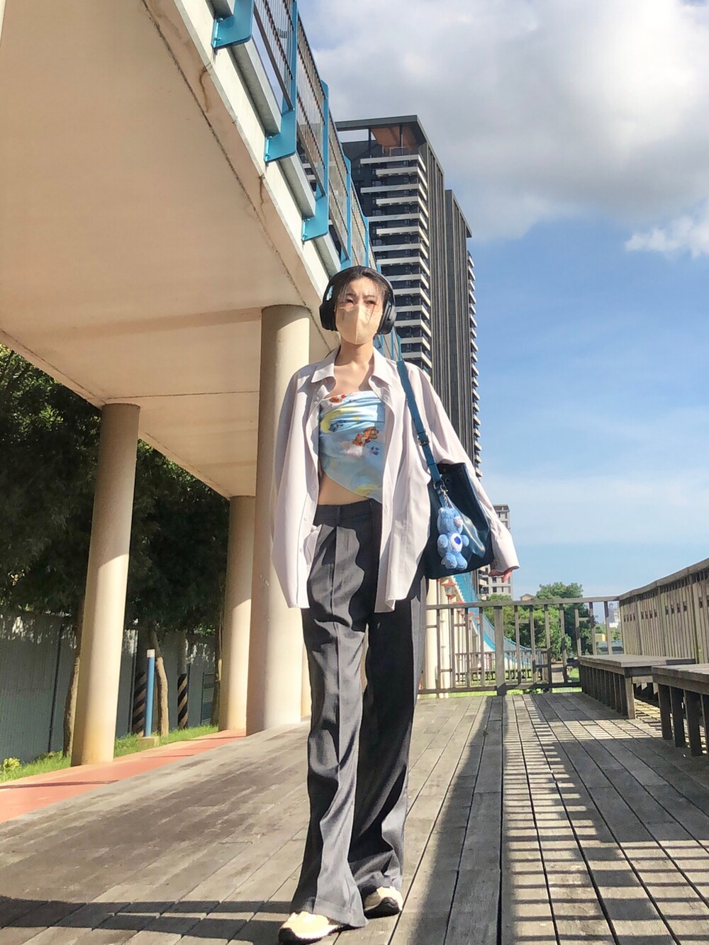 その他のシャツ/ブラウス、グレー系のスーツパンツ、ブルー系のドラムバッグを着用したレディースの夏コーディネートの4枚目の写真