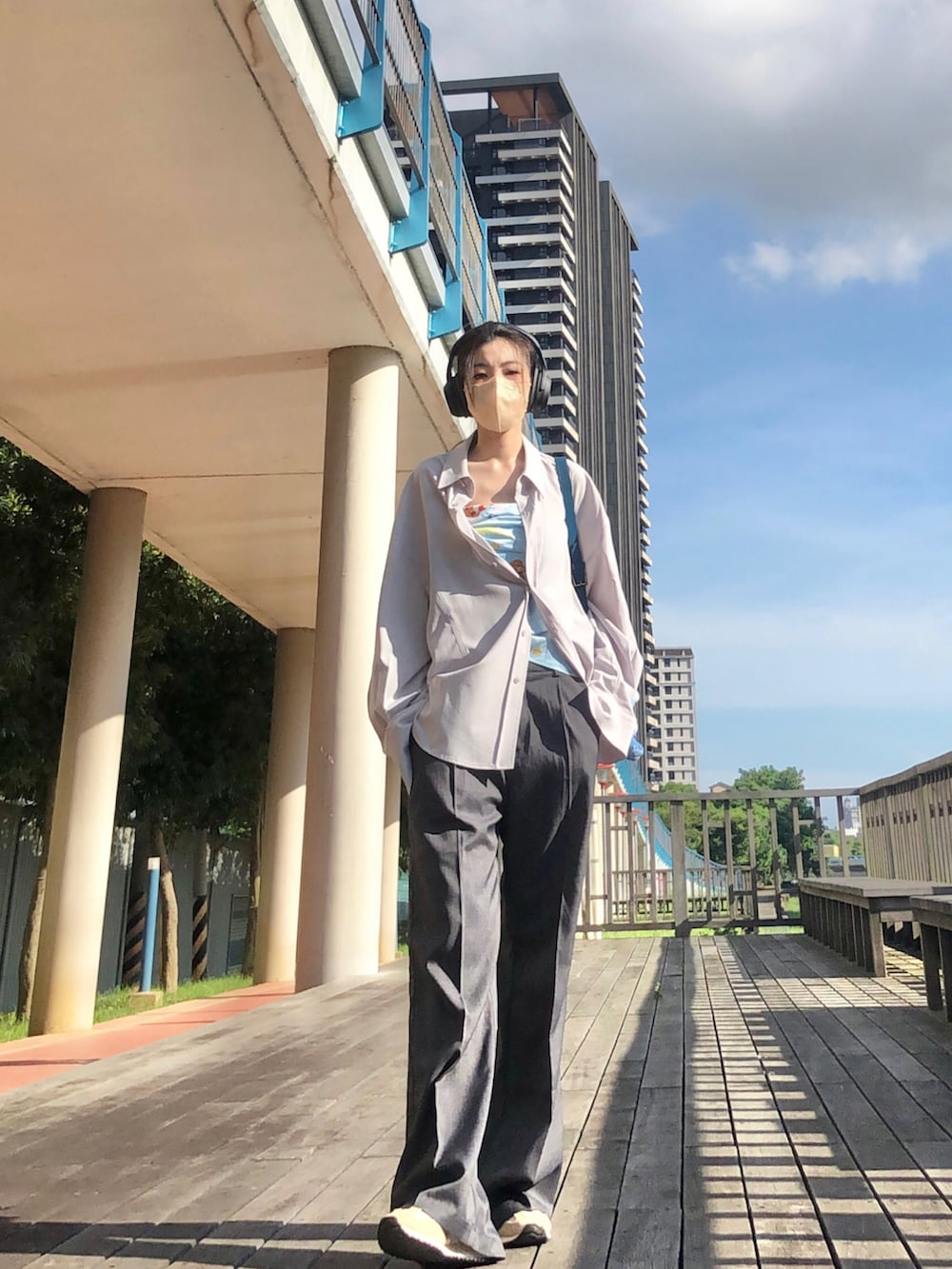 その他のシャツ/ブラウス、グレー系のスーツパンツ、ブルー系のドラムバッグを着用したレディースの夏コーディネートの5枚目の写真