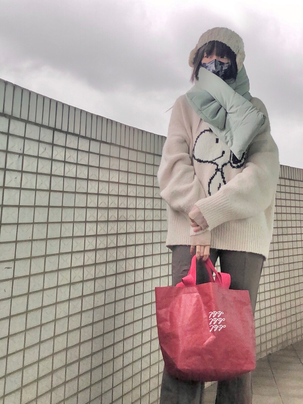 ベージュ系のニット/セーター、その他のその他トップス、レッド系のエコバッグ/サブバッグを着用したレディースの春コーディネートの2枚目の写真