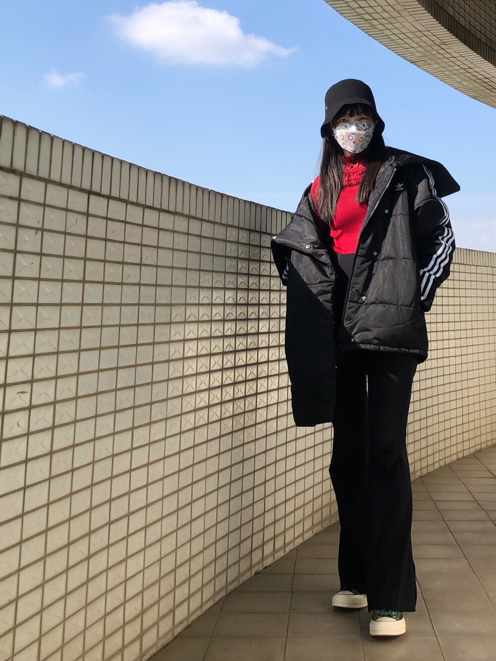 ブラック系のジャケット/アウター、ブラック系のパンツ、グリーン系のシューズを着用したレディースの冬コーディネートの3枚目の写真