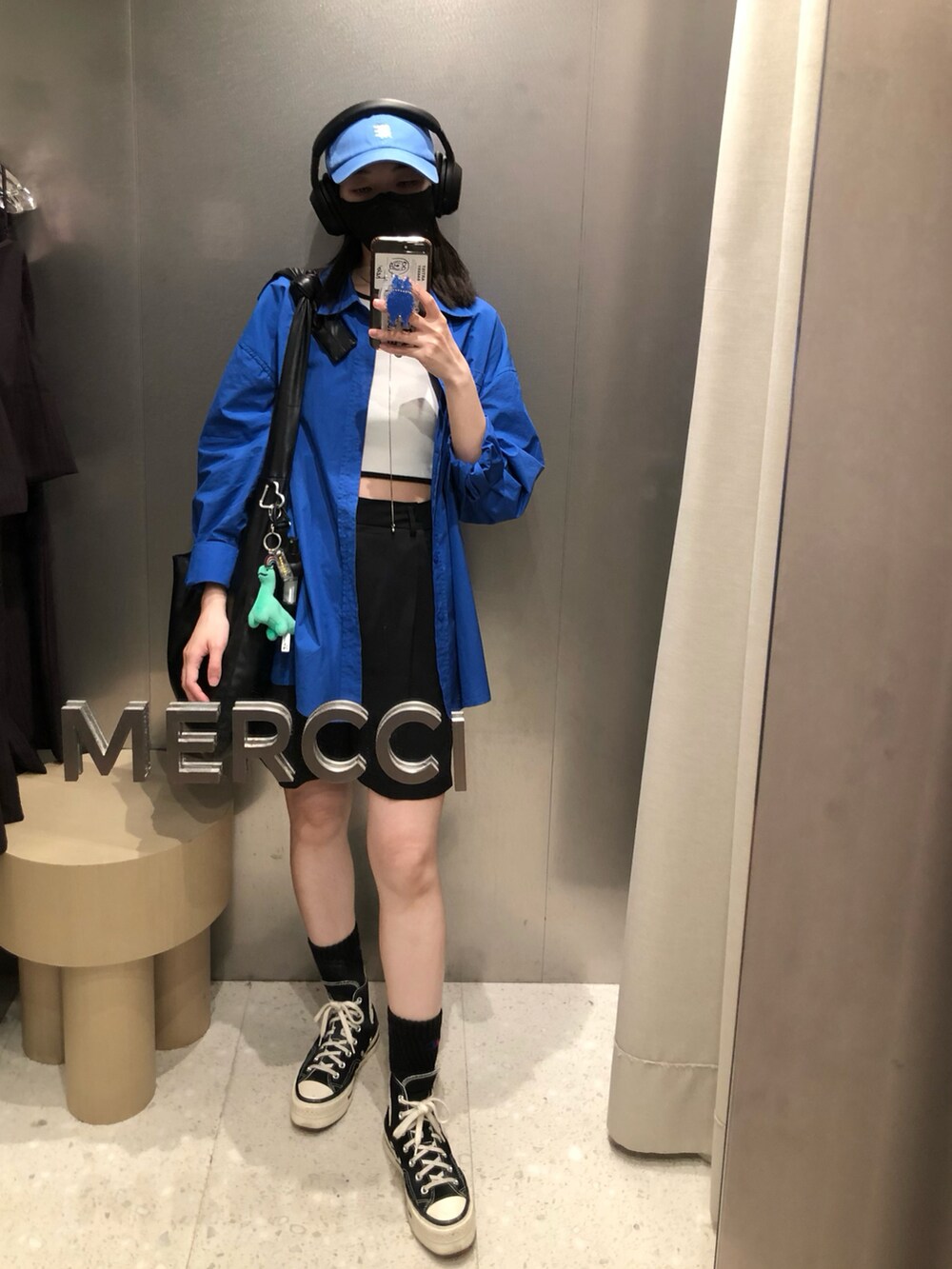 ブルー系のシャツ/ブラウス、ブラック系のカーゴパンツ、ブラック系のショルダーバッグを着用したレディースの春コーディネートの4枚目の写真