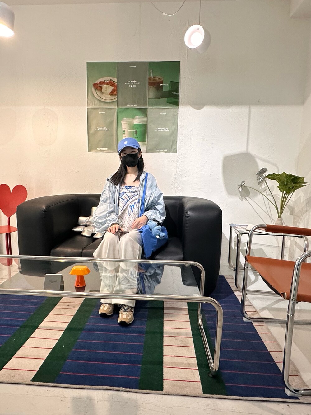ブルー系のその他アウター、ホワイト系のデニムパンツ、ブルー系のショルダーバッグを着用したレディースの秋コーディネートの5枚目の写真