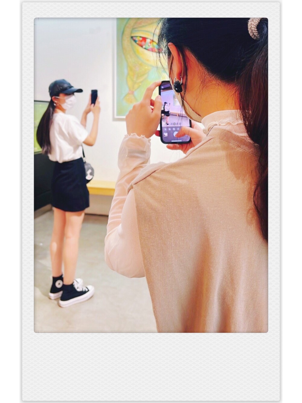 ホワイト系のTシャツ/カットソー、ブラック系のスカート、ブラック系のシューズを着用したレディースの春コーディネートの3枚目の写真