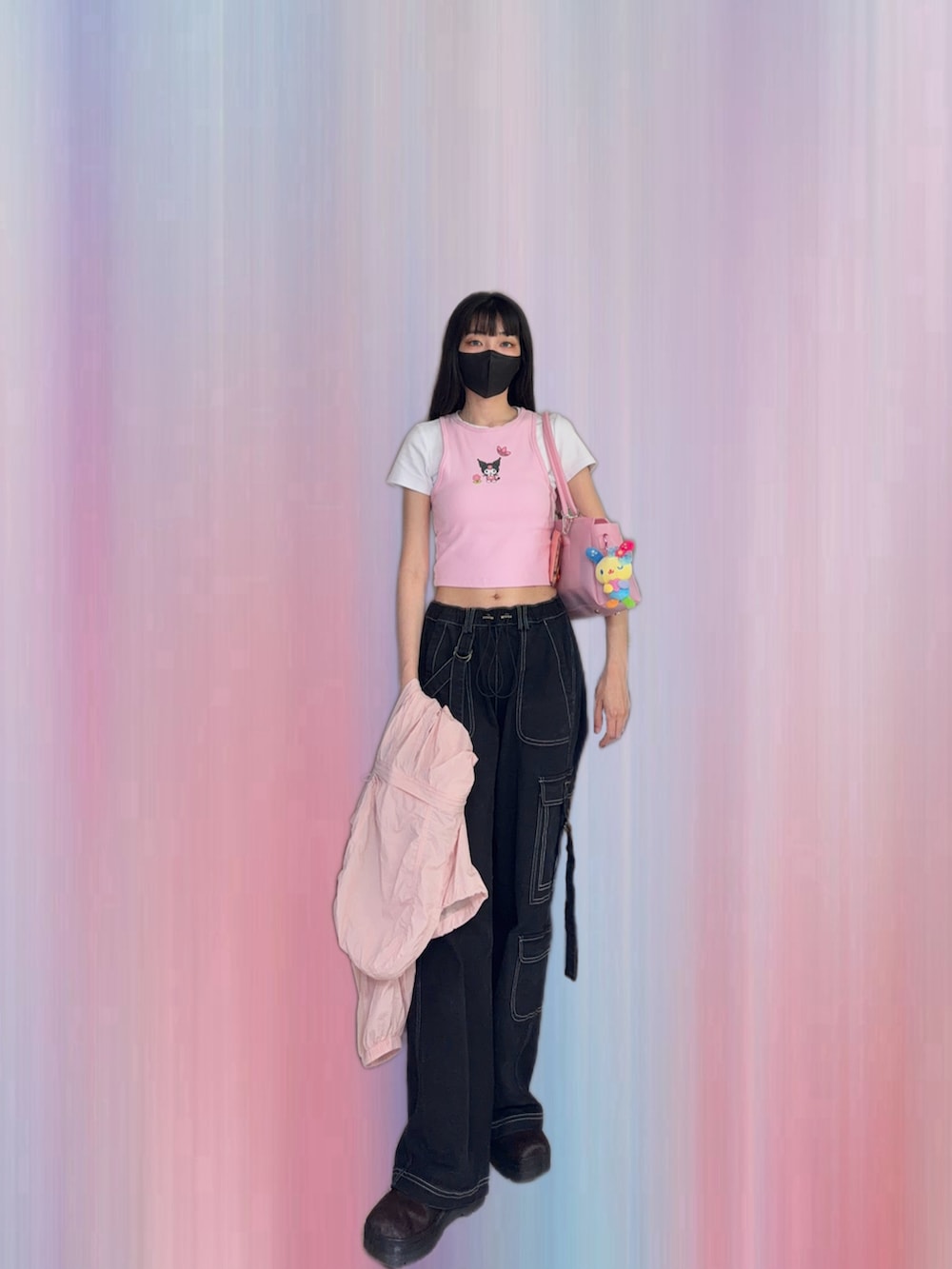ブラック系のパンツ、その他のショルダーバッグ、ピンク系のその他アウターを着用したレディースの夏コーディネートの2枚目の写真