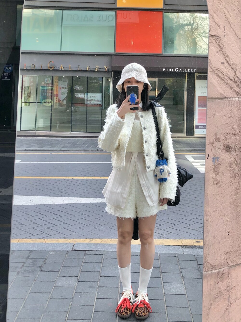 その他のスーツジャケット、その他のスーツベスト、ホワイト系のシャツ/ブラウスを着用したレディースの春コーディネートの3枚目の写真