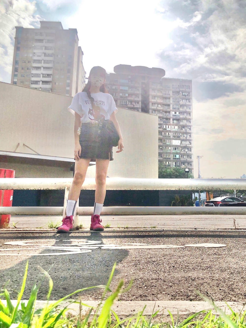 ホワイト系のTシャツ/カットソー、ブラック系のバッグ、その他のレインシューズを着用したレディースの夏コーディネートの3枚目の写真