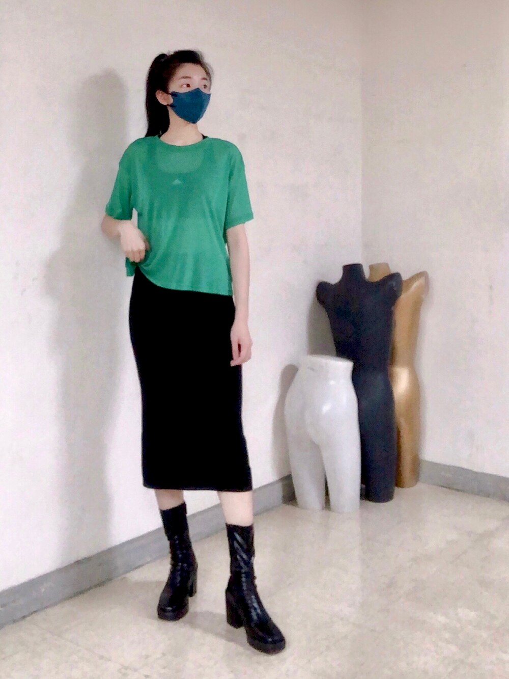 ブラック系のシューズ、ブラック系のトップス、グリーン系のトップスを着用したレディースの春コーディネートの2枚目の写真