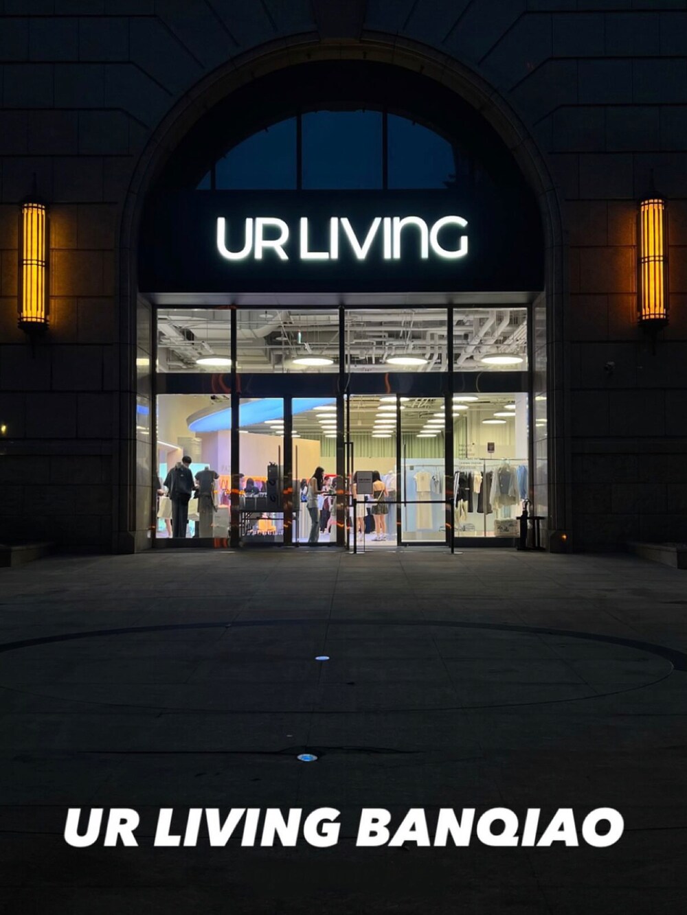 ホワイト系のTシャツ/カットソー、ホワイト系のデニムスカート、その他のショルダーバッグを着用したレディースの夏コーディネートの5枚目の写真