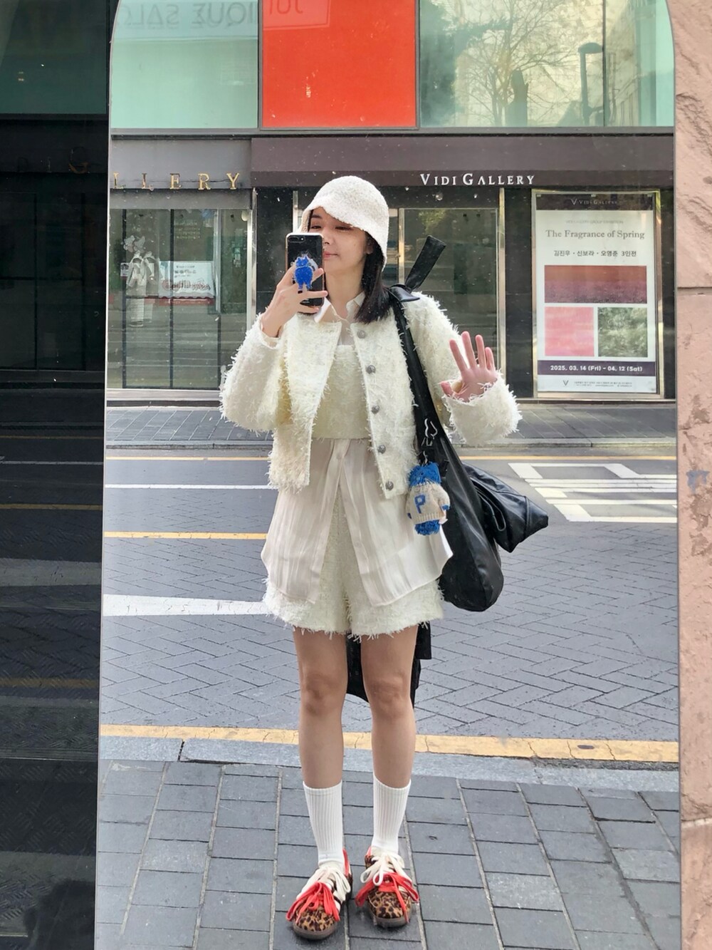 その他のスーツジャケット、その他のスーツベスト、ホワイト系のシャツ/ブラウスを着用したレディースの春コーディネートの2枚目の写真