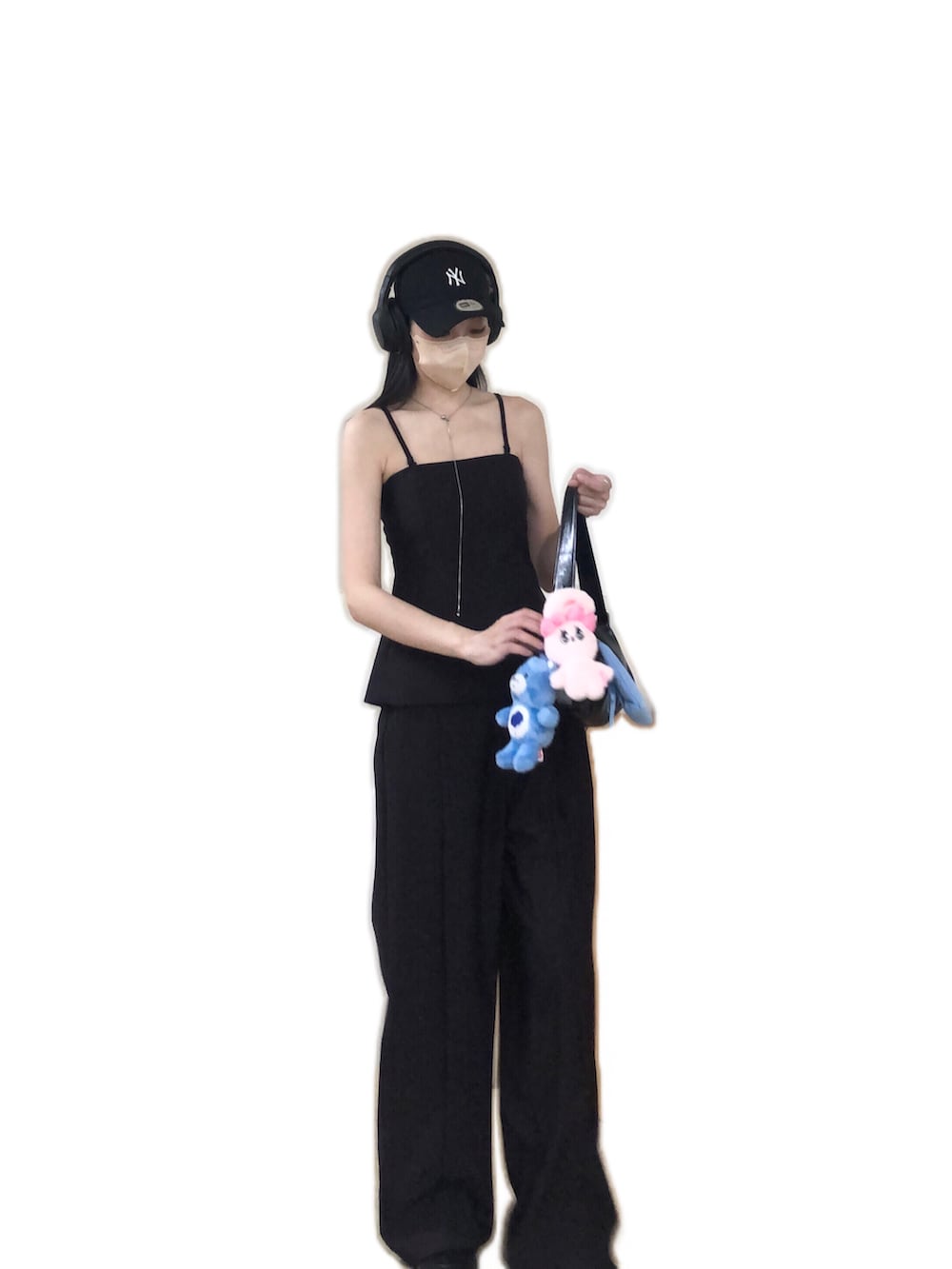 パープル系のスーツベスト、パープル系のスーツパンツ、その他のショルダーバッグを着用したレディースの夏コーディネートの3枚目の写真