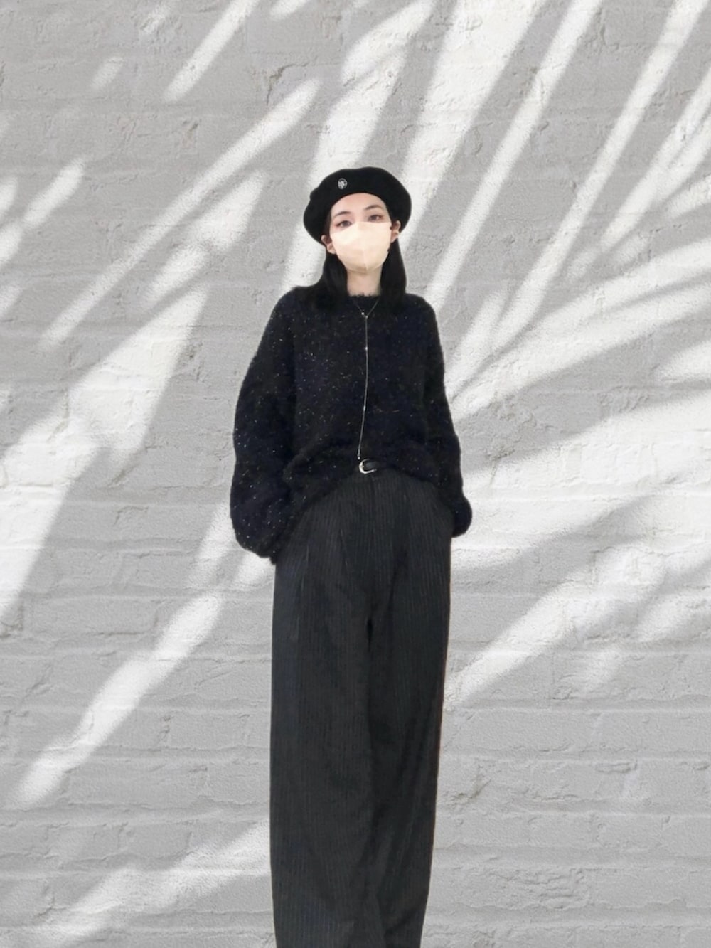 ブラック系のスニーカー、ブラック系のニット/セーター、ブラック系のスーツジャケットを着用したレディースの冬コーディネートの2枚目の写真