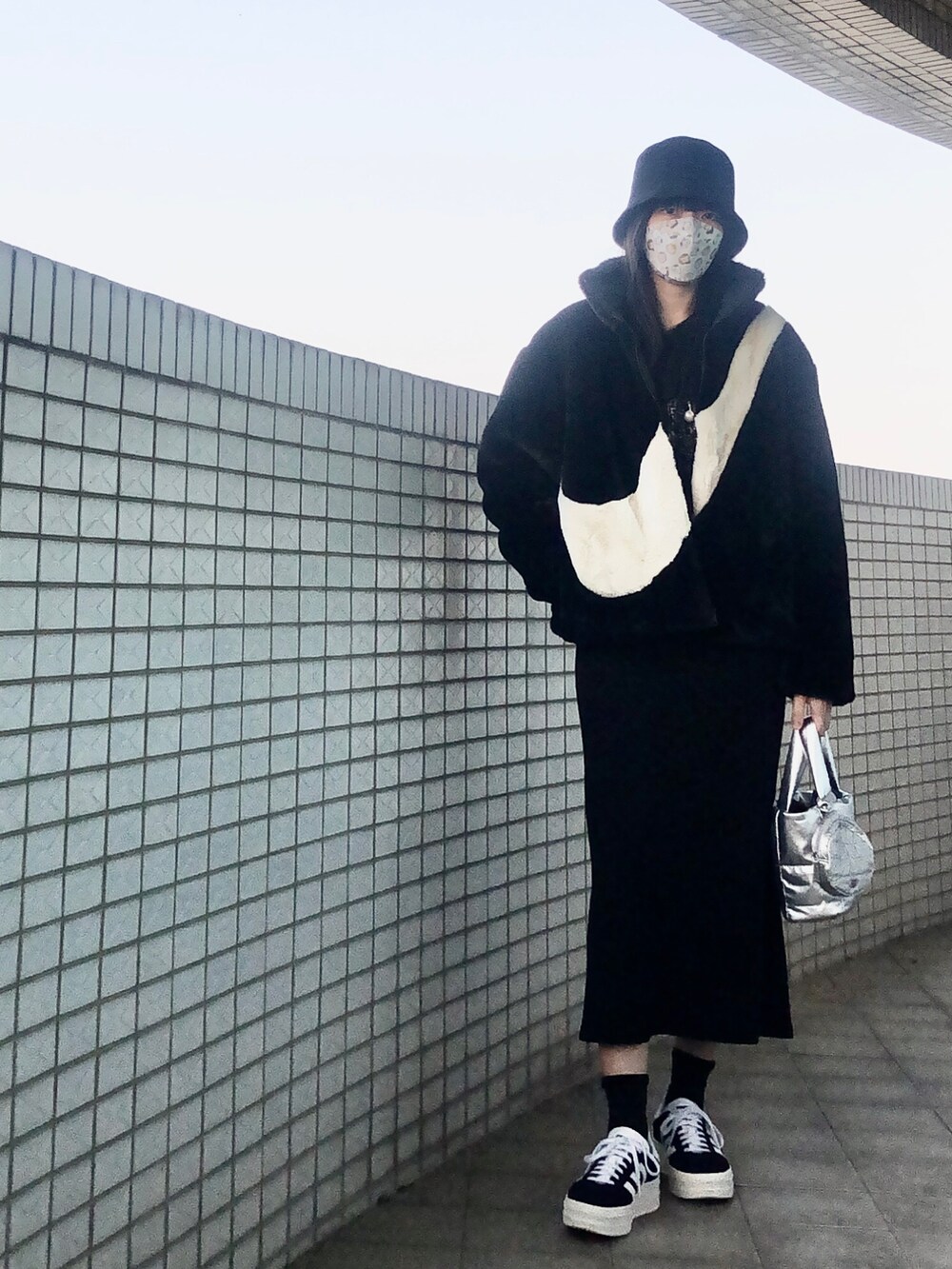 ブラック系のその他アウター、ブラック系のスーツジャケット、ブラック系のジャンパースカートを着用したレディースの冬コーディネートの4枚目の写真