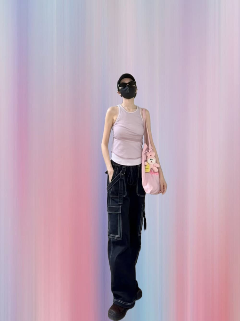 その他のタンクトップ、ブラック系のパンツ、ピンク系のショルダーバッグを着用したレディースの夏コーディネートの3枚目の写真