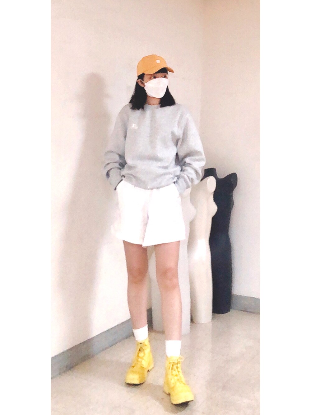 グレー系のトップス、ホワイト系のその他パンツ、イエロー系のスニーカーを着用したレディースの冬コーディネートの2枚目の写真