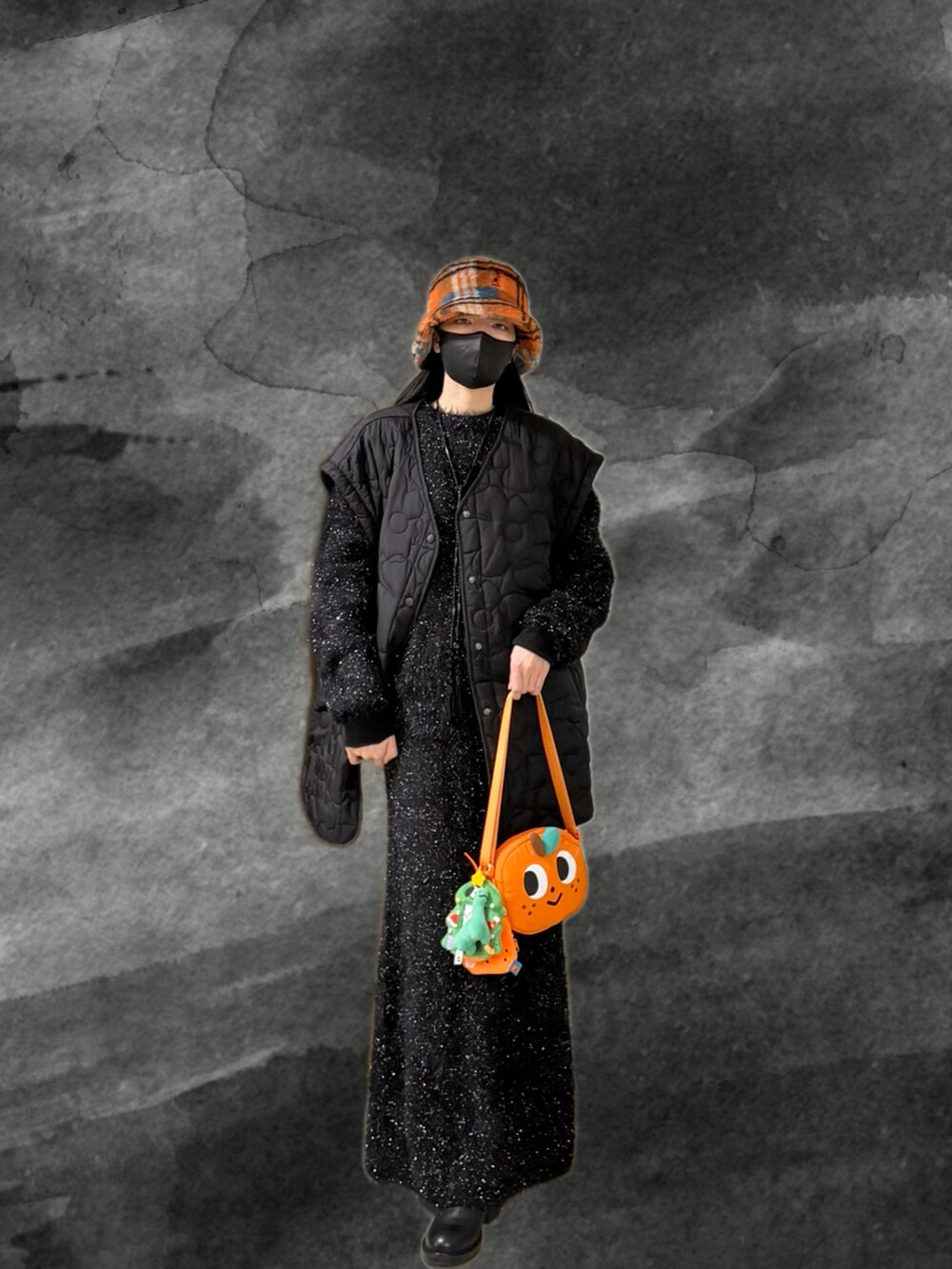 ブラック系のニット/セーター、ブラック系のノーカラージャケット、ブラック系のスカートを着用したレディースの冬コーディネートの3枚目の写真