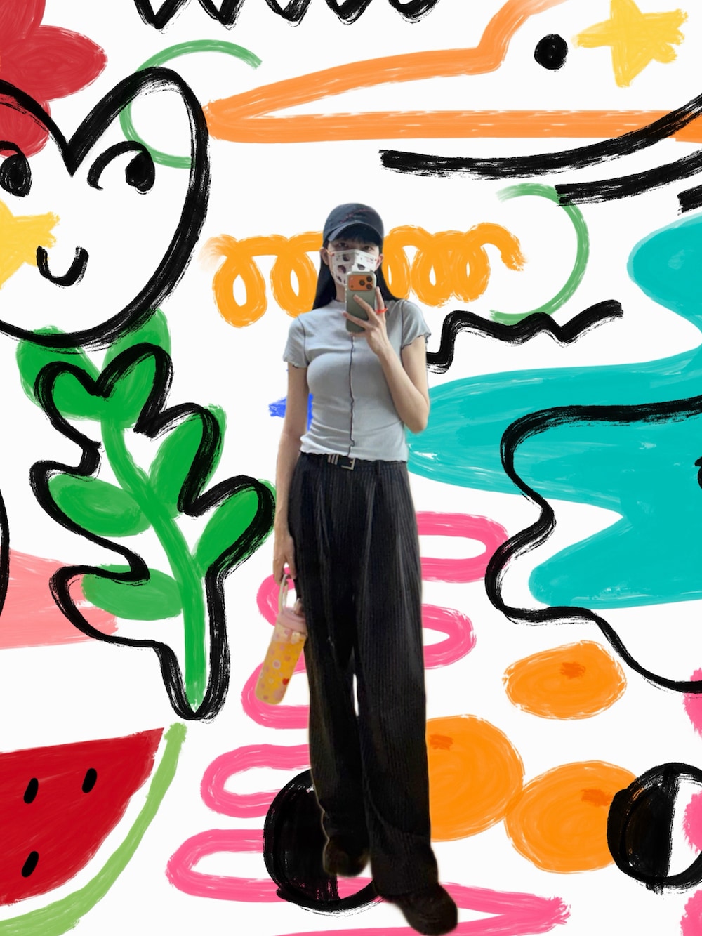 ブルー系のTシャツ/カットソー、ブラック系のスーツパンツ、ブラウン系のローファーを着用したレディースの秋コーディネートの4枚目の写真