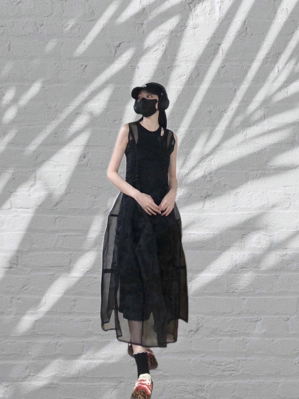 その他のタンクトップ、ブラック系のジャンパースカート、オレンジ系のシューズを着用したレディースの夏コーディネートの3枚目の写真