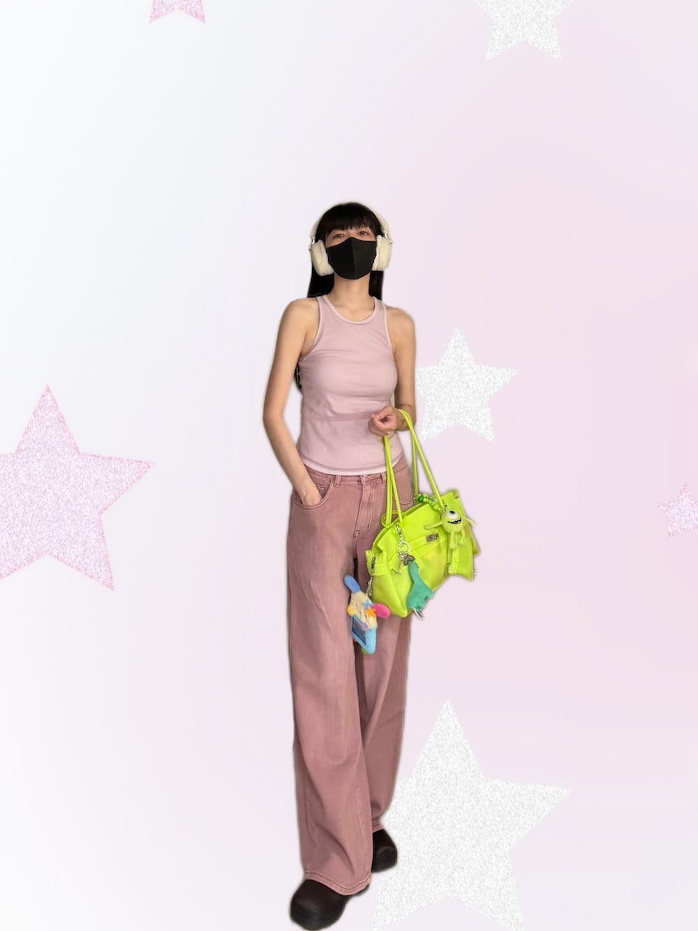 ピンク系のシャツ/ブラウス、その他のタンクトップ、ピンク系のデニムパンツを着用したレディースの夏コーディネートの5枚目の写真