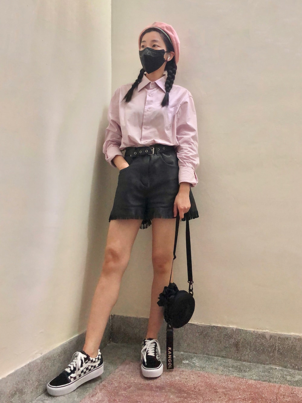 ピンク系のシャツ/ブラウス、グリーン系のバッグ、ブラック系のスニーカーを着用したレディースの秋コーディネートの3枚目の写真