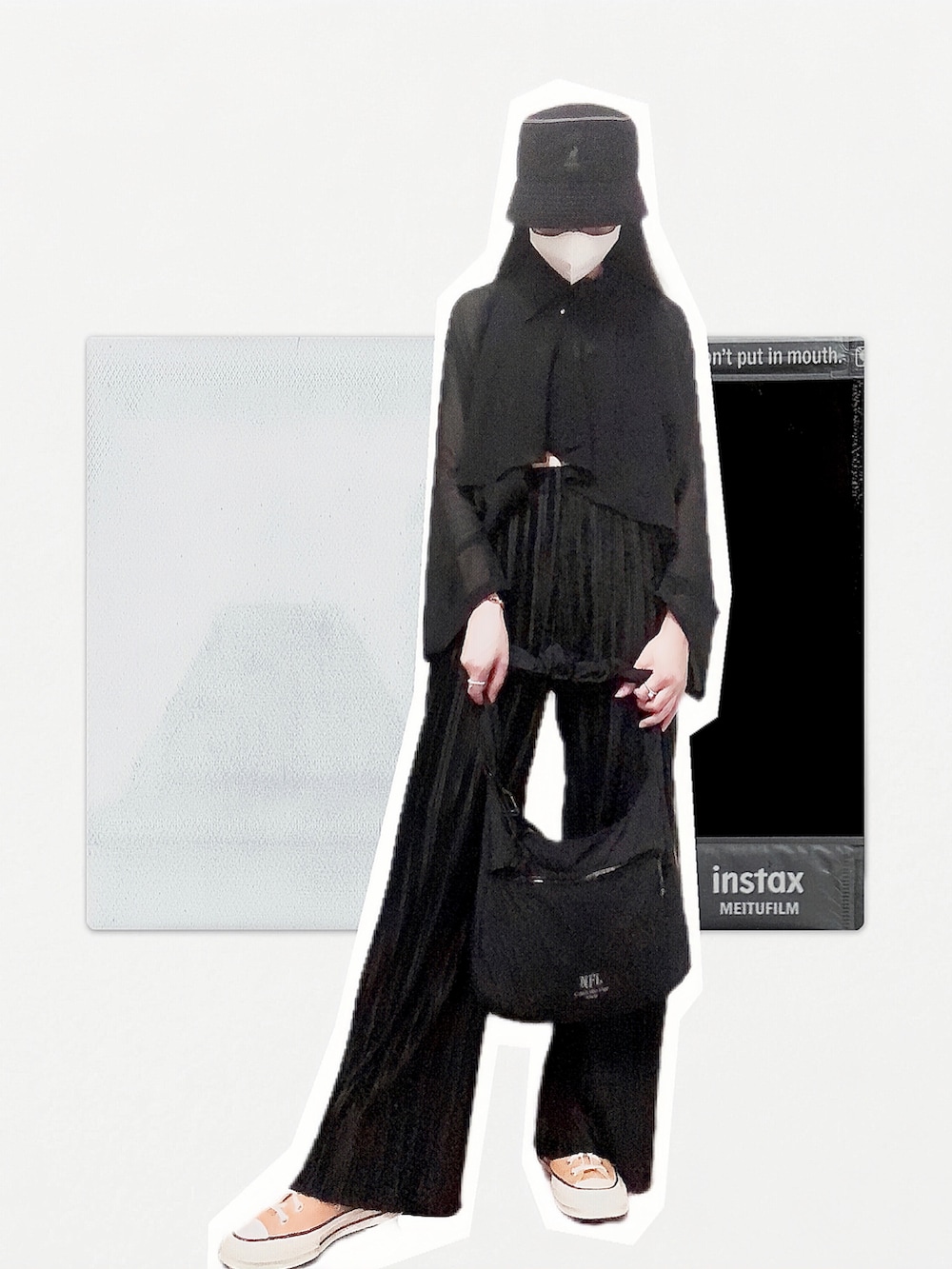 ブラック系のバッグ、ブラック系のパンツ、イエロー系のスニーカーを着用したレディースの夏コーディネートの2枚目の写真