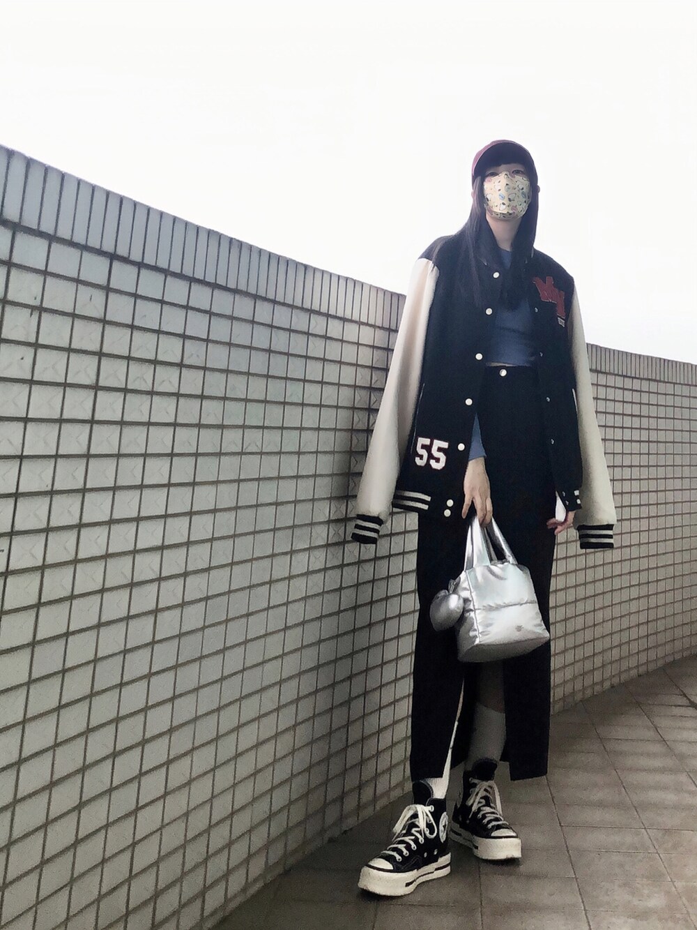 ブラック系のジャケット/アウター、ブルー系のトップス、シルバー系のバッグを着用したレディースの冬コーディネートの2枚目の写真