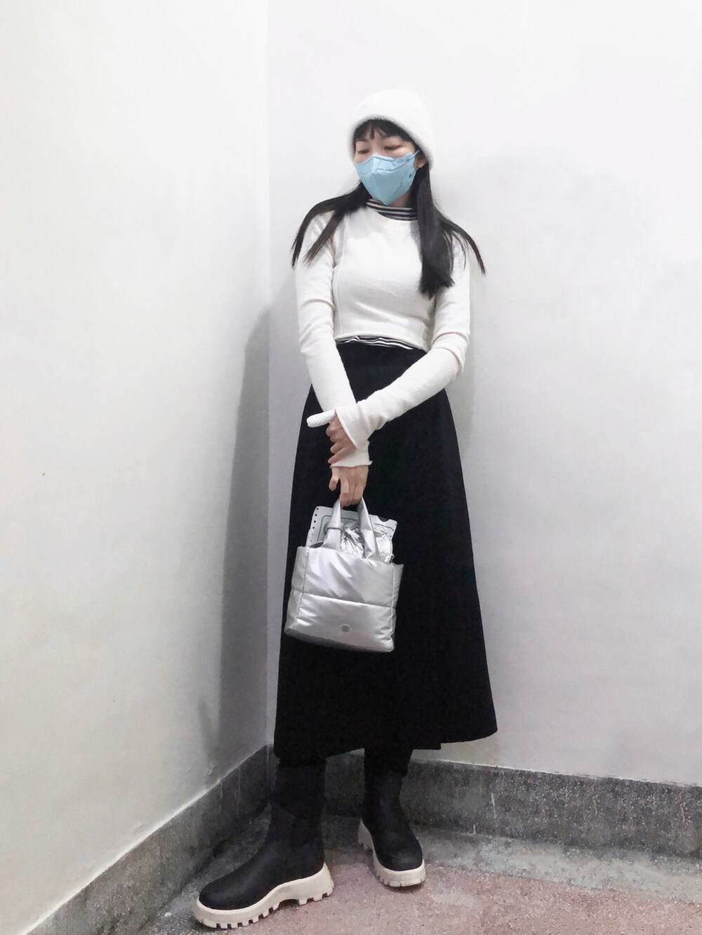 ブラック系のその他アウター、その他のニット/セーター、その他のトップスを着用したレディースの冬コーディネートの4枚目の写真