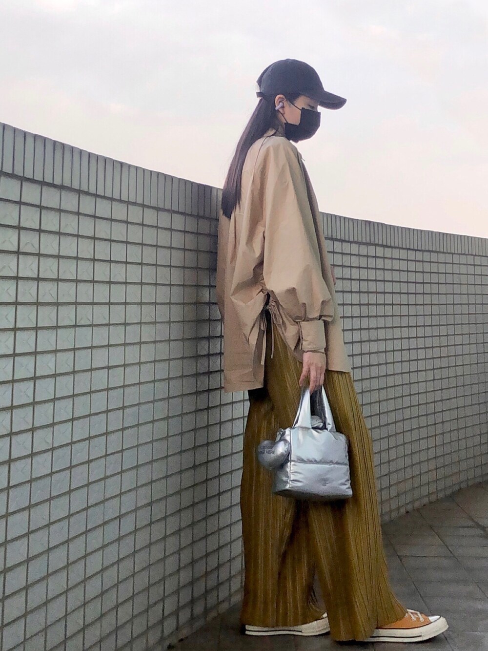 イエロー系のスニーカー、ベージュ系のシャツ/ブラウス、その他のその他トップスを着用したレディースの春コーディネートの2枚目の写真