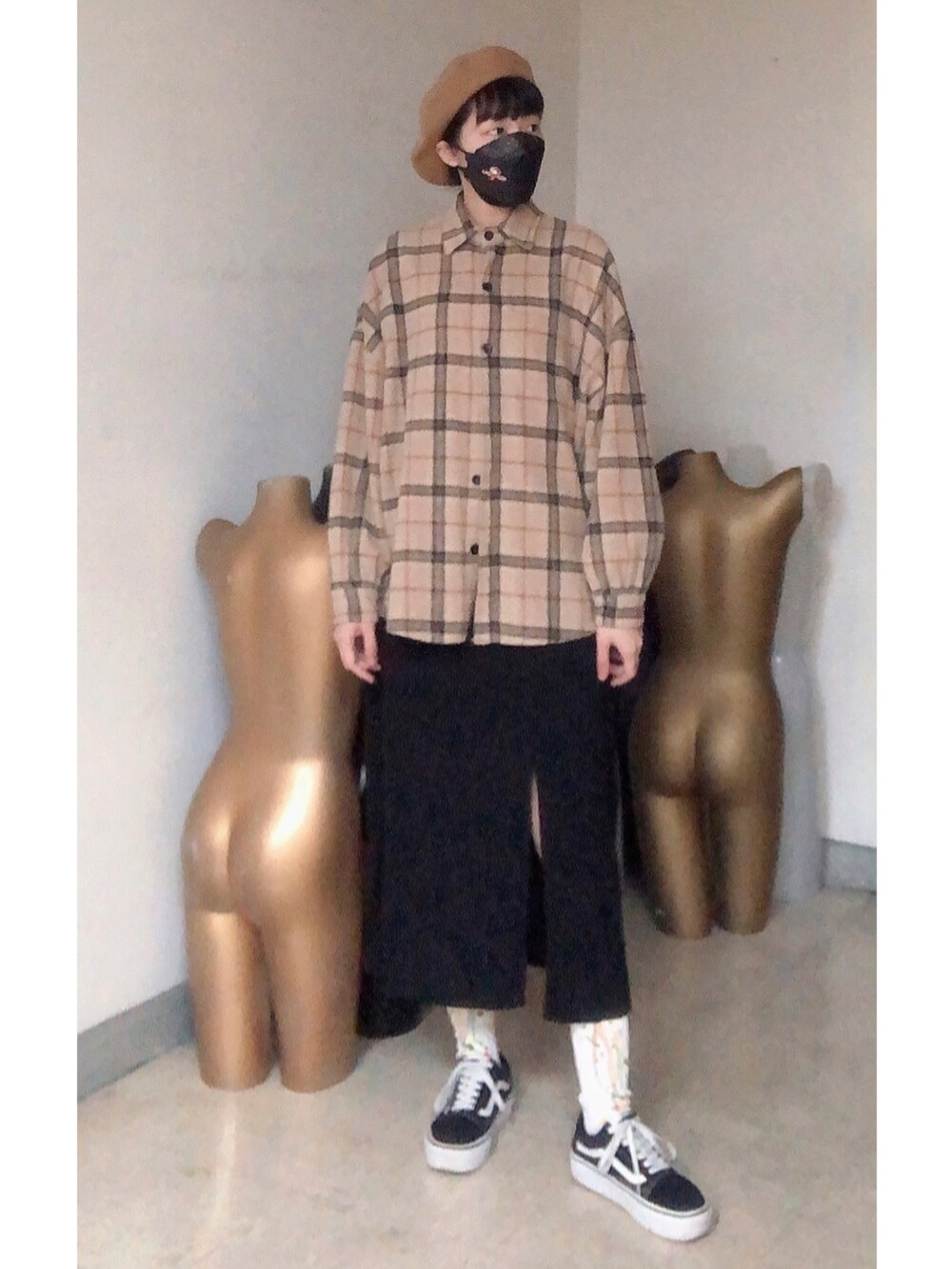 ベージュ系のTシャツ/カットソー、ブラック系のスニーカー、その他のレッグウェアを着用したレディースの冬コーディネートの2枚目の写真