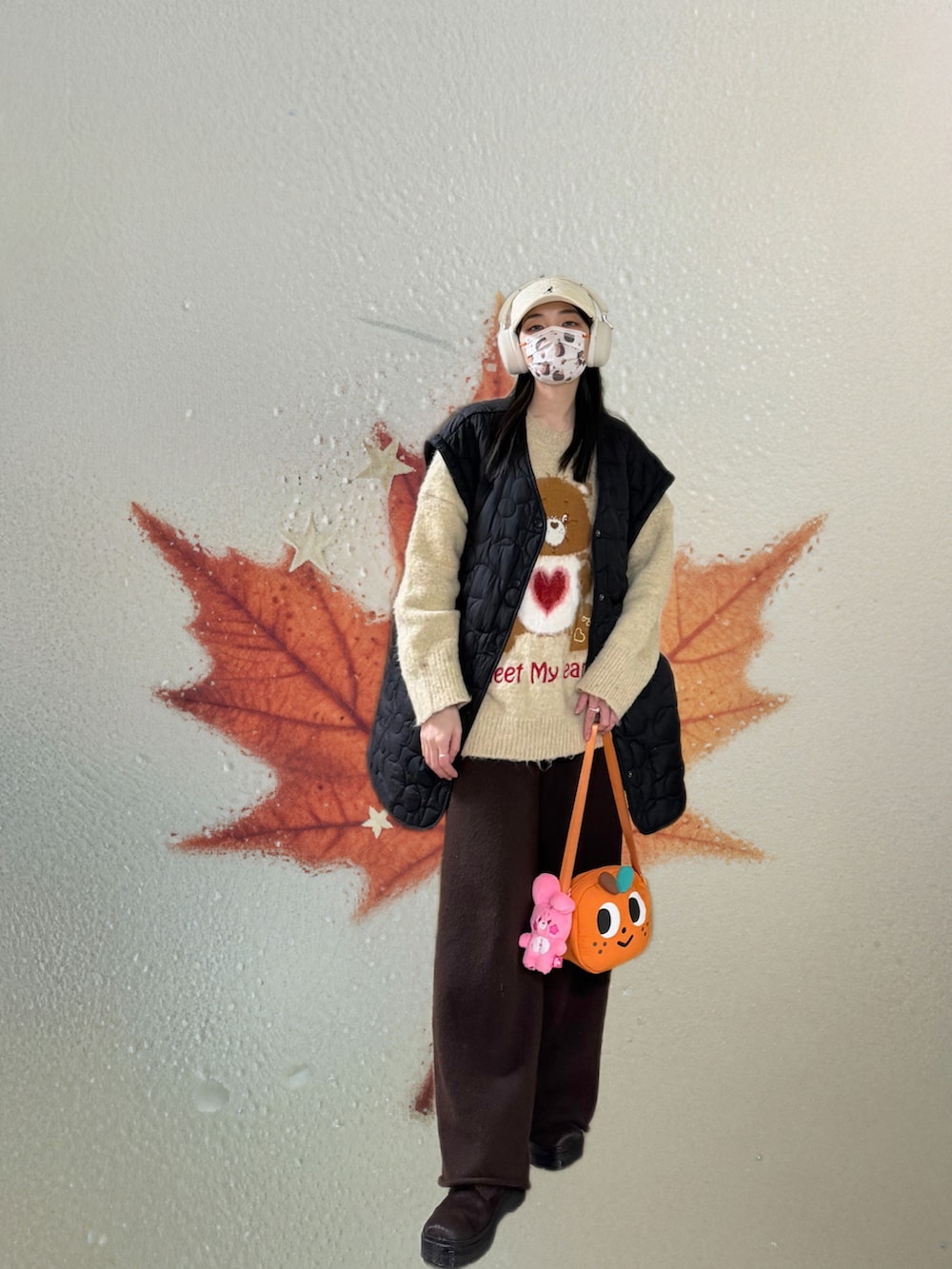 イエロー系のニット/セーター、ブラック系のノーカラージャケット、ブラウン系のその他パンツを着用したレディースの春コーディネートの2枚目の写真