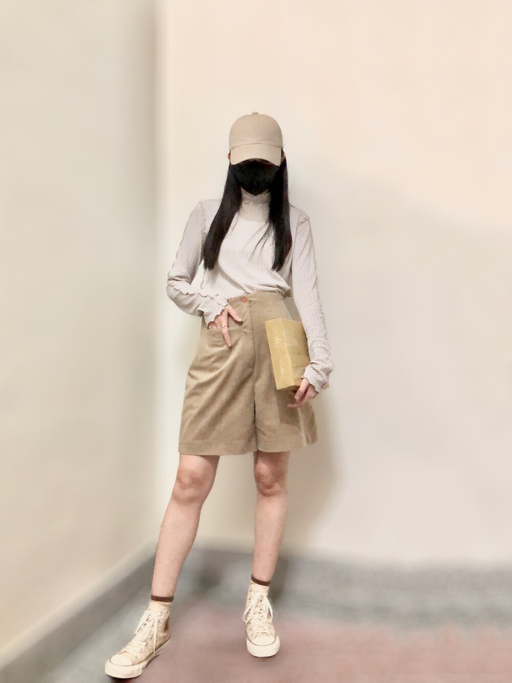 ホワイト系のTシャツ/カットソー、ベージュ系のその他アウター、ブラック系のバッグを着用したレディースの春コーディネートの2枚目の写真