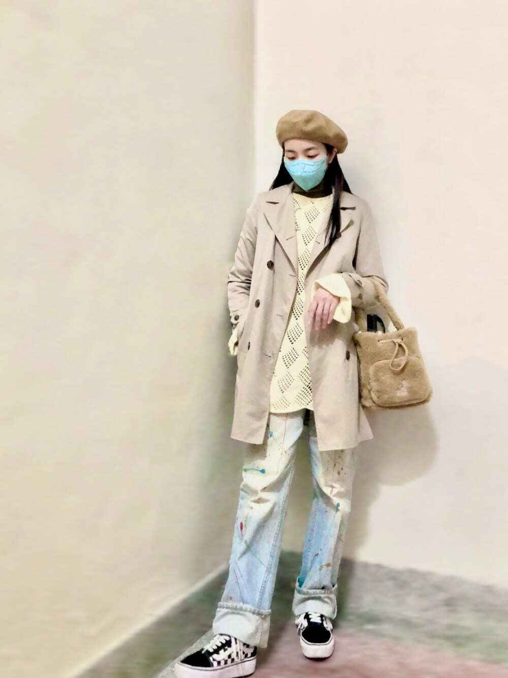 ブラウン系のワンピース/ドレス、ベージュ系のその他アウター、ブラウン系のドラムバッグを着用したレディースの冬コーディネートの3枚目の写真