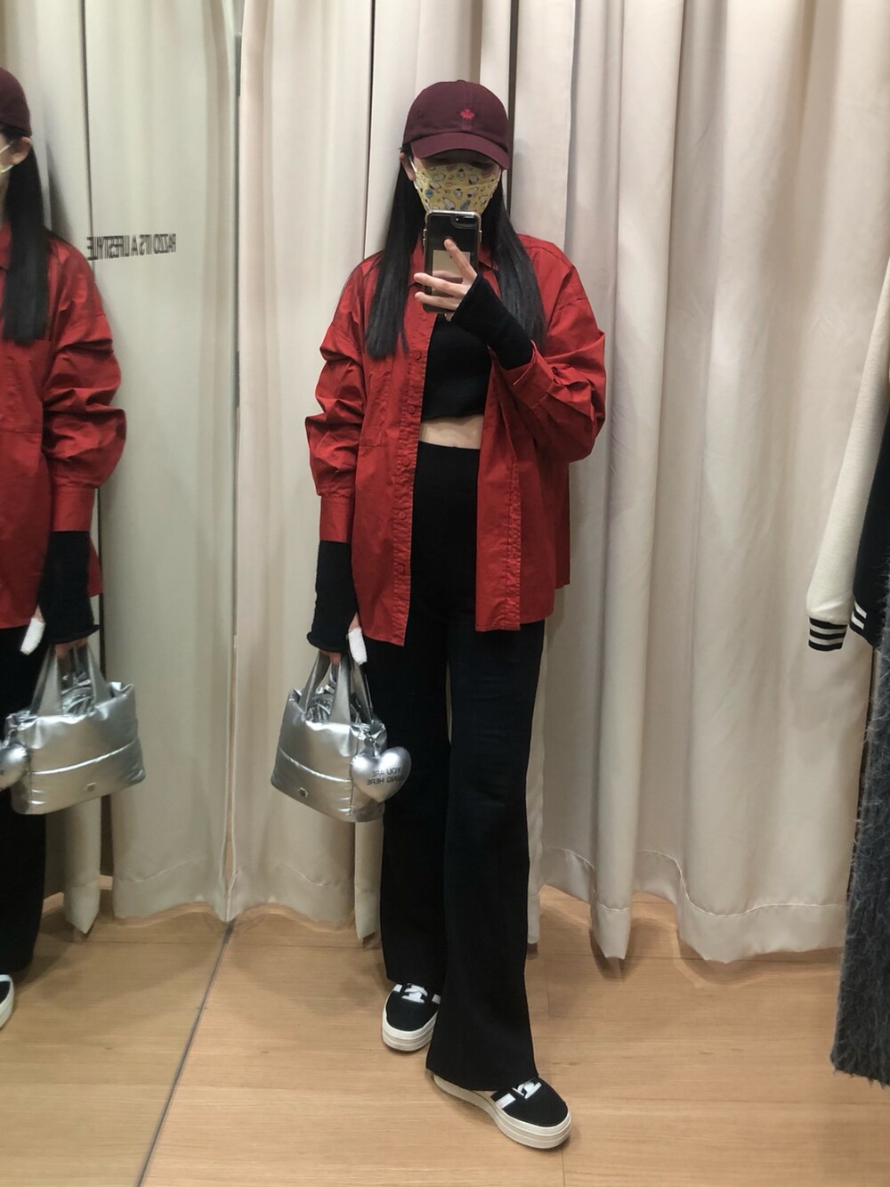 ブラック系のジャケット/アウター、レッド系のシャツ/ブラウス、その他のニット/セーターを着用したレディースの冬コーディネートの4枚目の写真